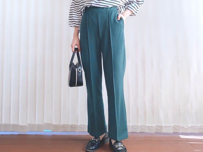 トレンドのグリーンのカラーパンツ、どう着こなす？