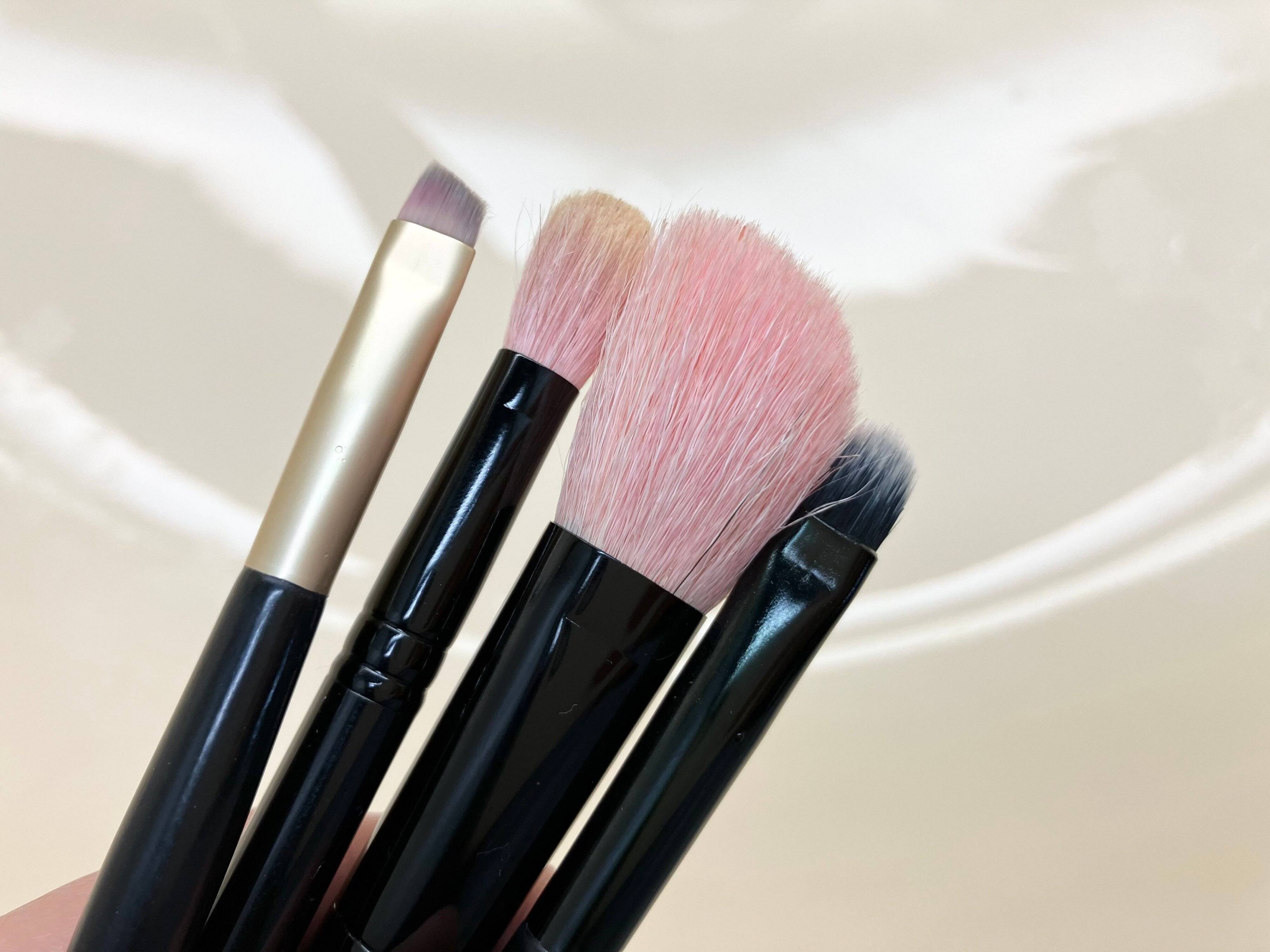 メイクブラシ汚れてない？【ダイソー】ブラシを元の色に戻すことができるおすすめアイテム！