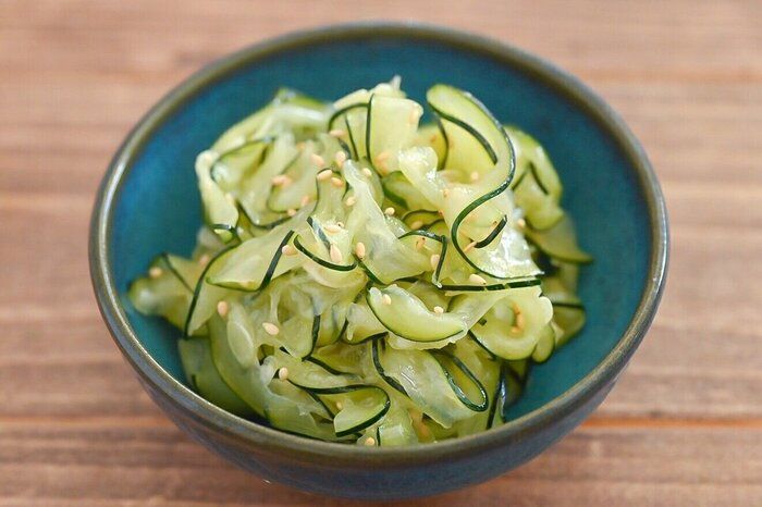 【旬食材】実は生で食べられる！ズッキーニは加熱なしでOK♪火を使わない簡単レシピ2選