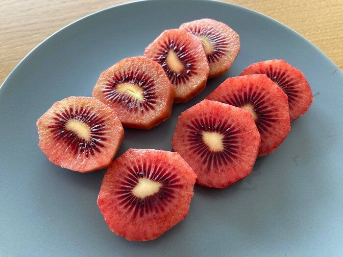 「赤いキウイ！？」春にしか食べられない！激ウマ「ルビーレッド」を発見！