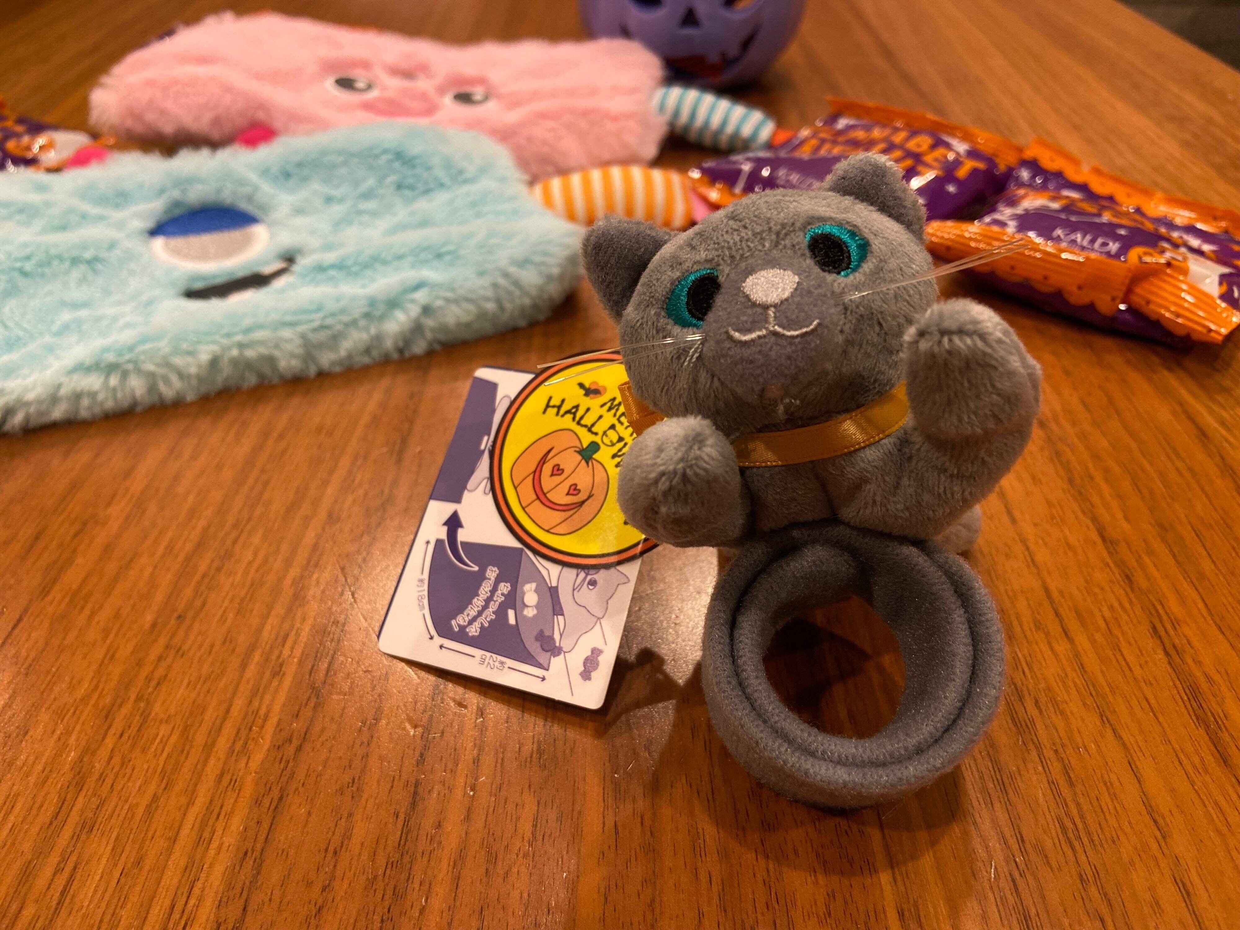 【カルディ】ハロウィン「パッチンキャットトリートバッグ」バンドでくるっと手に巻けて可愛い！