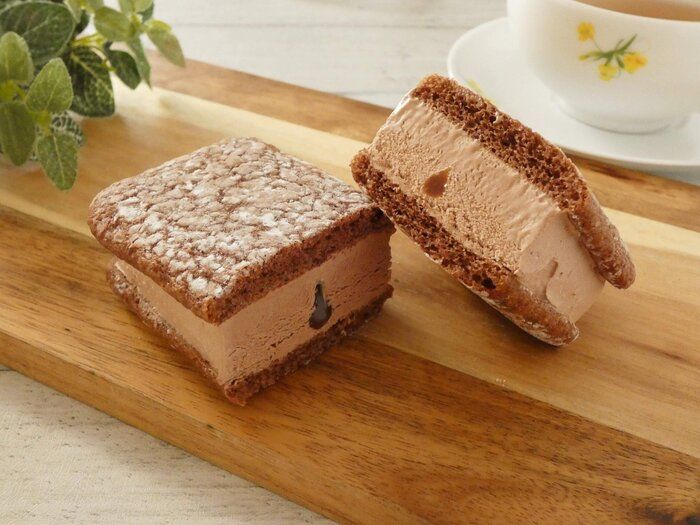 【ファミマ】アイスなのにしっとりふわふわ「もいふぃ　チョコ味」はいくらでも食べられちゃう！