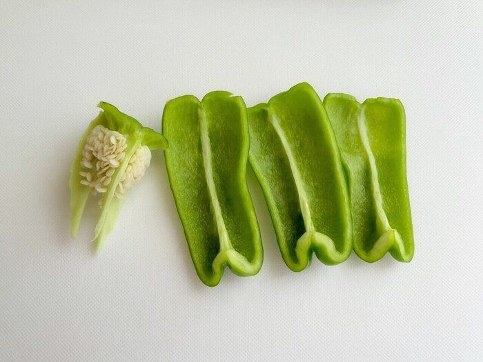 「これは気持ちいい～！」ピーマンの種をこぼさずキレイにとる方法