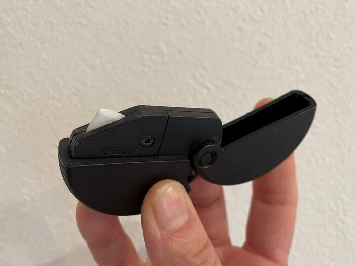 玄関にピタッとくっつく！小さいけど大活躍。1つあると便利なダンボールカッター。