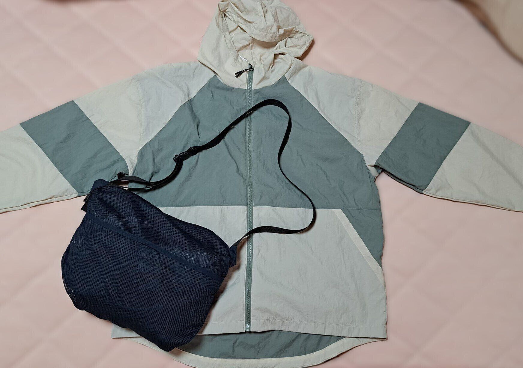 突然の雨でもOK【ワークマン】バッグにもなるトランスフォームするレインジャケット