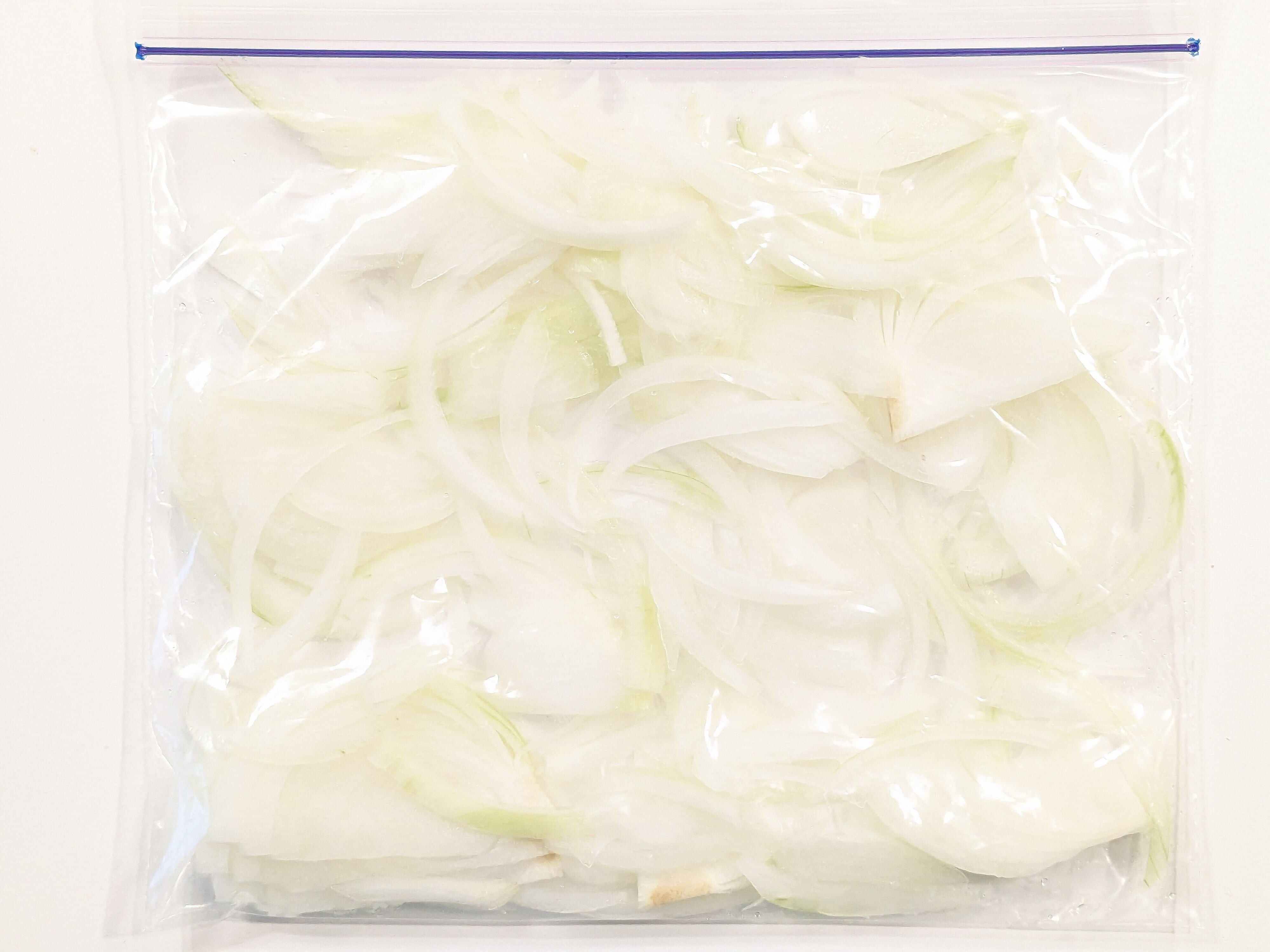【冷凍貯金】料理が時短に！玉ねぎの冷凍とおすすめ活用レシピ2選