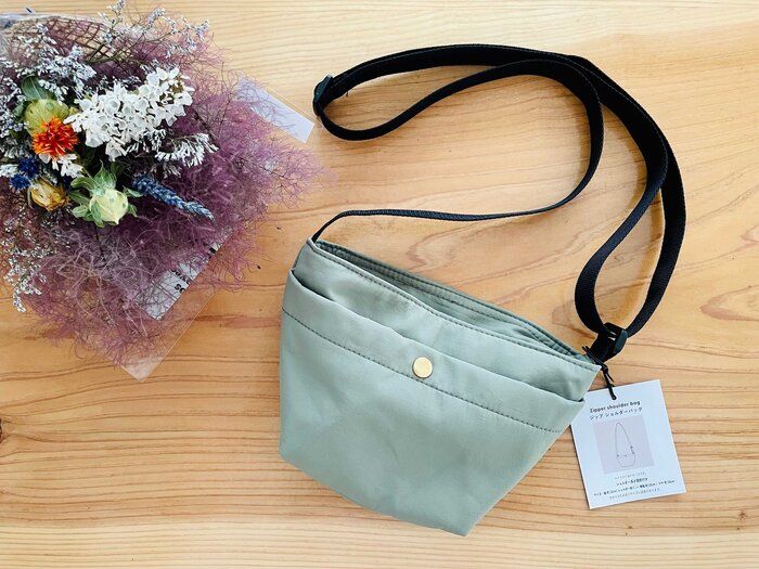 【3COINS】くすみカラーが可愛すぎ！毎日使いたいジップショルダーバッグ