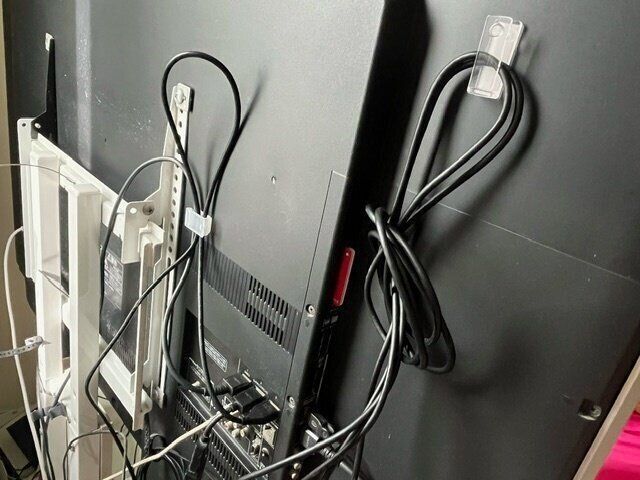 【セリア】もうごちゃごちゃイライラしない！余ったコードまとめてスッキリ！配線コードフック