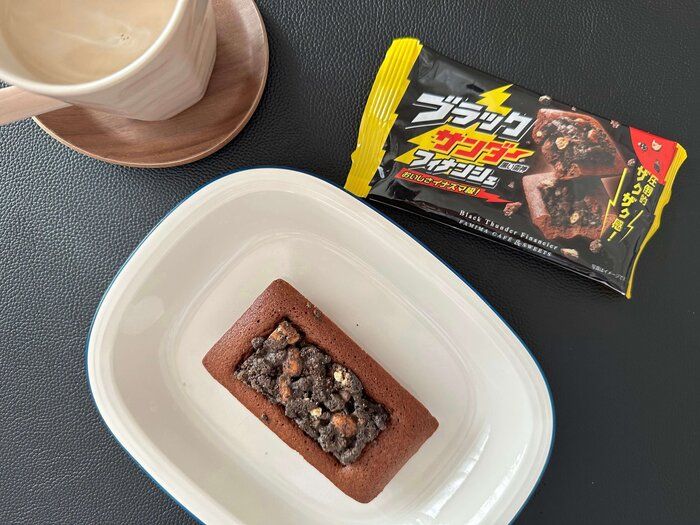 【ファミマ新商品】まるで焼きチョコのよう！インパクト大な「ブラックサンダーフィナンシェ」