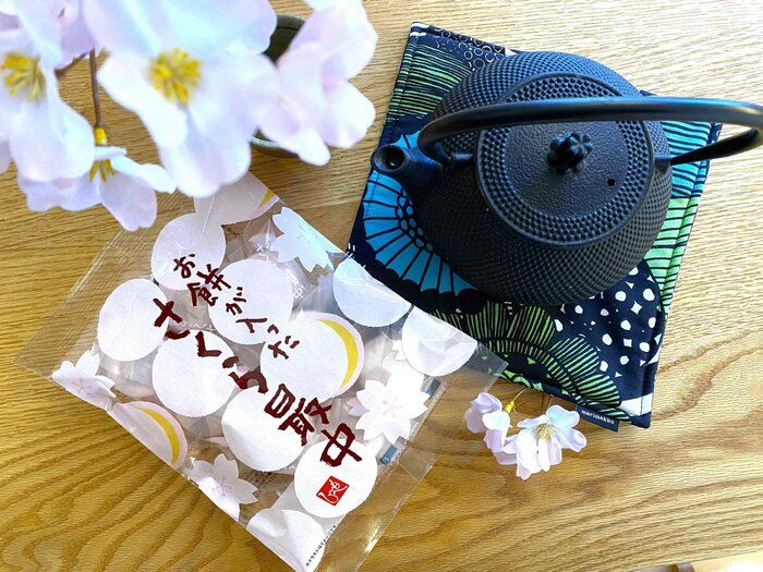 【カルディ】に春が来た！お花見しながら食べたい　お餅が入ったさくら最中