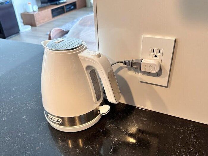 【ダイソー】コンセント周りはL型プラグを使ってスッキリ解決！