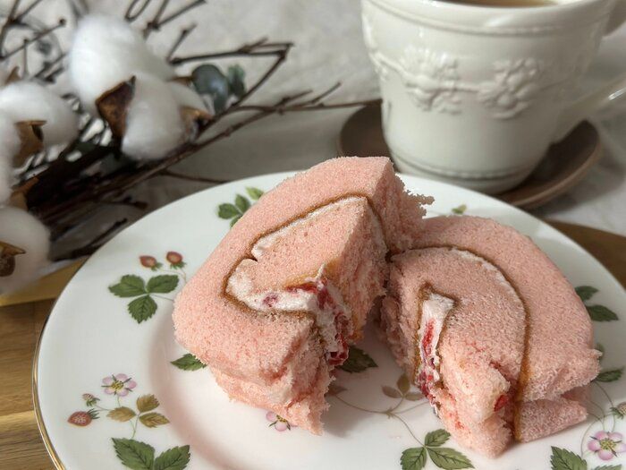 【ファミマ】甘酸っぱい酸味が効いてる！「あまおう苺のロールケーキ」