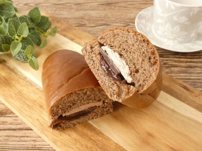 【ファミマ】ふんわり＆パリッ＆サクサク「チョコづくしコッペパン」はいろんな食感が楽しめるスイーツパン