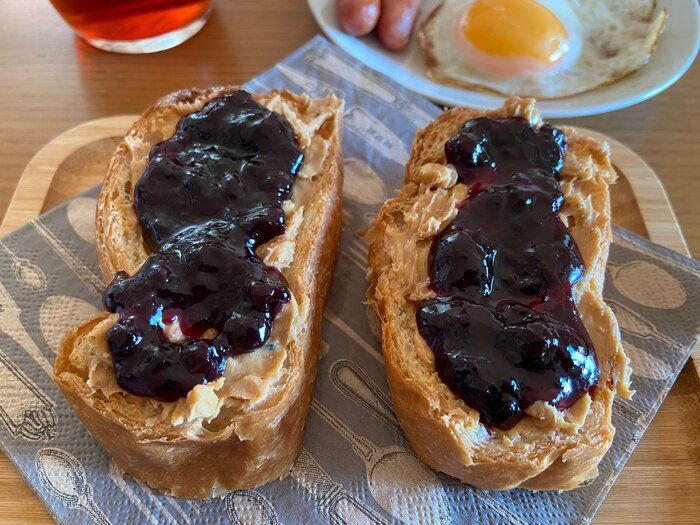 【コストコ】ピーナッツバターチャンクとジャムを使った「PB&J」が絶品！