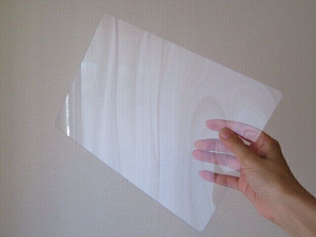 ナナメ上すぎる！100均クリア下じきの「じゃない」使い方とは