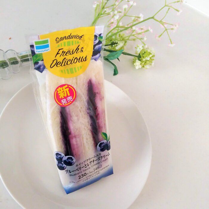 【ファミマ】たっぷりのブルーベリーにハマる人続出？！新デザートサンドが優秀！