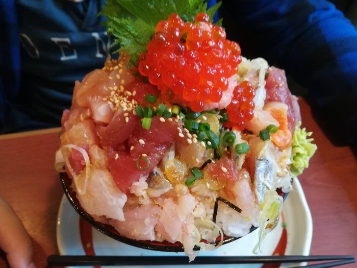 大盛りでびっくり!美味しさに感激!の海鮮丼見つけた！