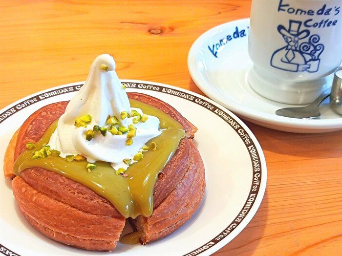 【コメダ珈琲店】日本中のピスタチアン集まれ～！10月1日から販売開始された「シロノワール ぜいたくピスタチオ」はとろ~りピスタチオソースがたまらない！