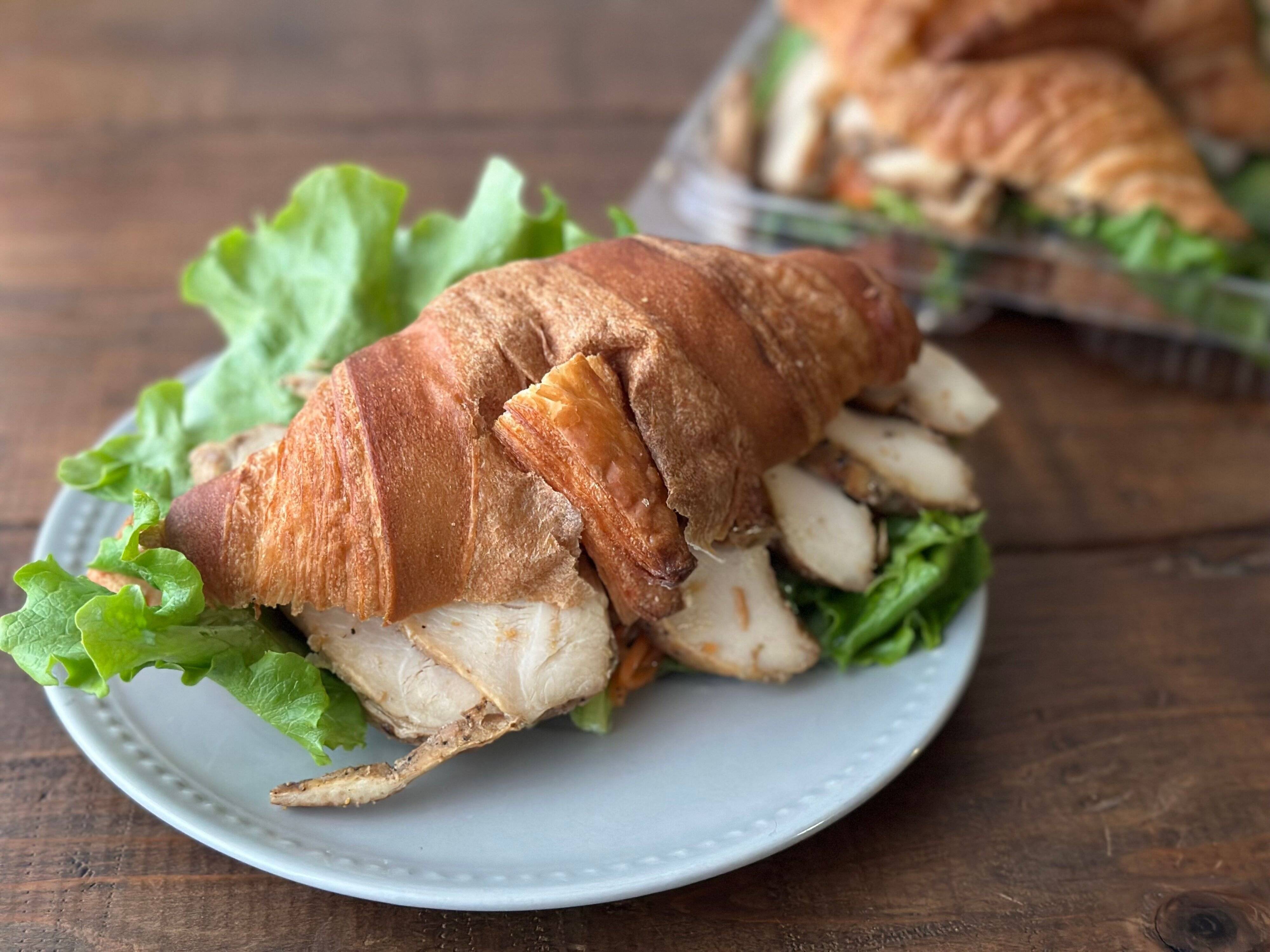 ファン待望！【コストコ】パーティーでしか食べられなかったサンドが新商品で登場！そのお味は？