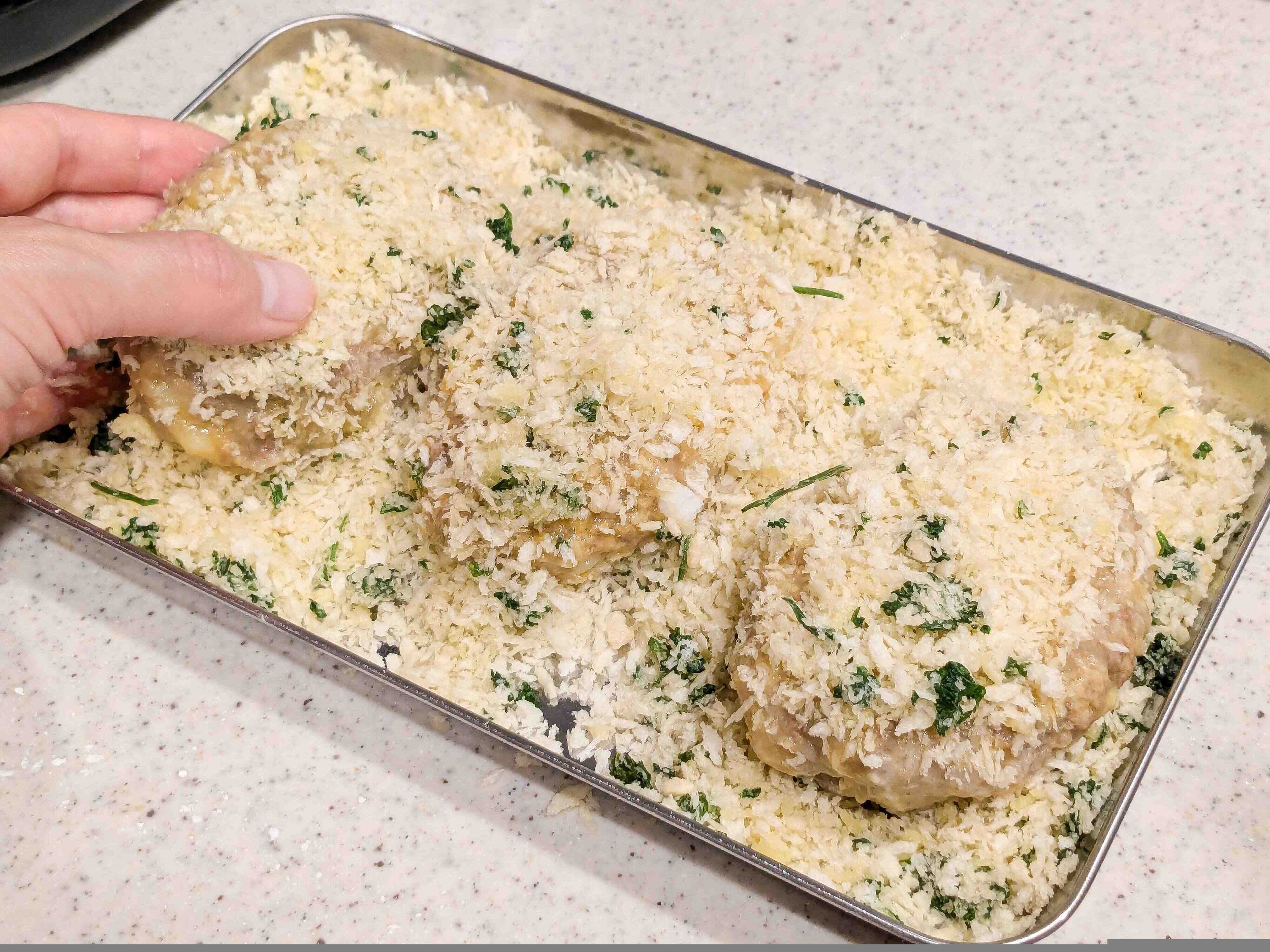 【家事貯金】パン粉は冷凍！湿気を防いで使いやすく保存＆『万能バジルパン粉』の作り方