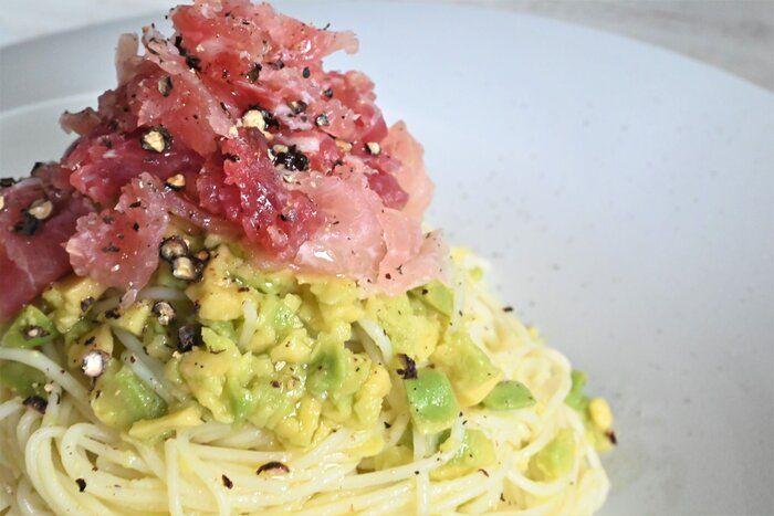 洋風アレンジ！茹でたそうめんと合わせて完成！簡単「アボカド生ハムそうめん」レシピ