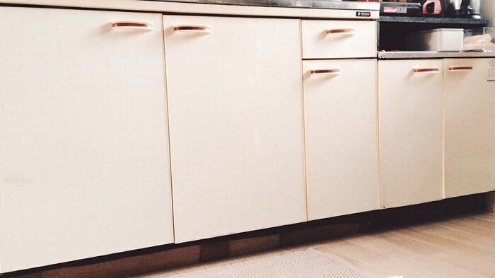 【賃貸DIIY】初心者でも簡単！わずか15分でキッチンをポップに模様替え