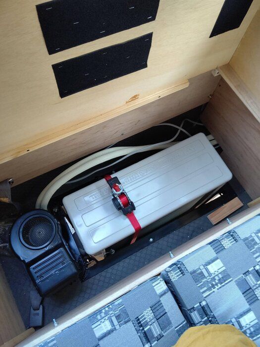 『キャンピングカーを作ろう！part7 家庭用エアコン、室外機取付』