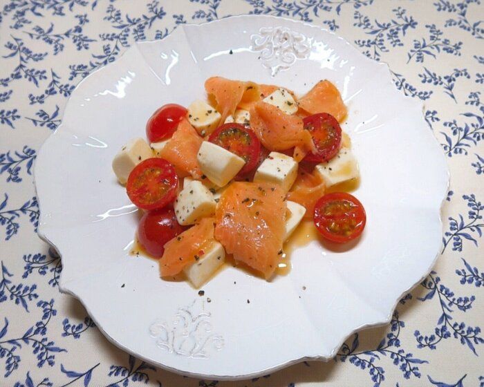 おつまみにもぴったり！【スモークサーモンとモッツァレラのマリネ】のつくり方