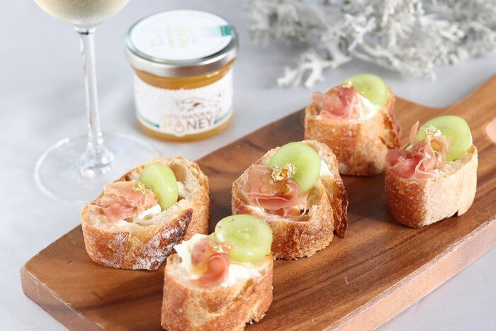 ３分で完成！マスカルポーネと生ハムとシャインマスカットのハニーカナッペ