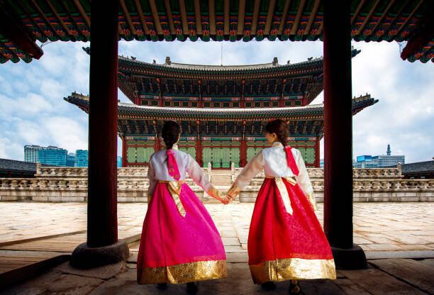 ハンボクや韓国の韓国人女性がソウルの古代の町と慶北宮を歩く