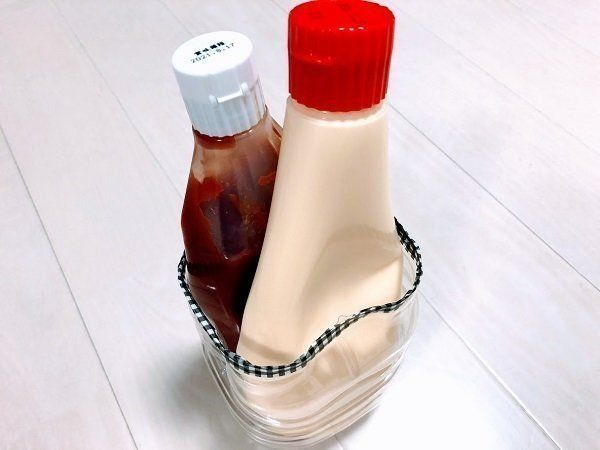 ペットボトルをにケチャップを入れる