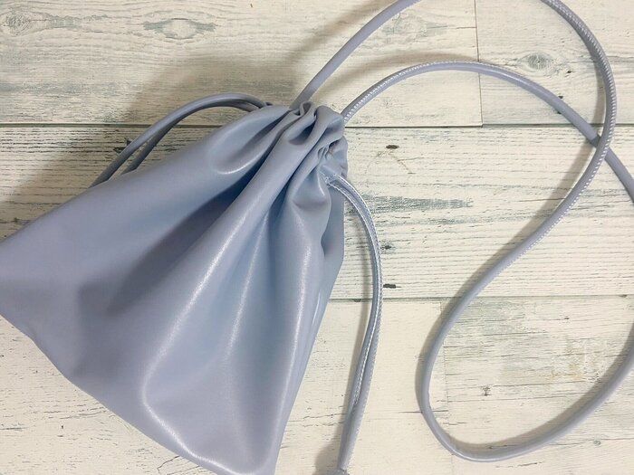 【3COINS】意外とヘビロテしています！「ドローストリングショルダーバッグ」