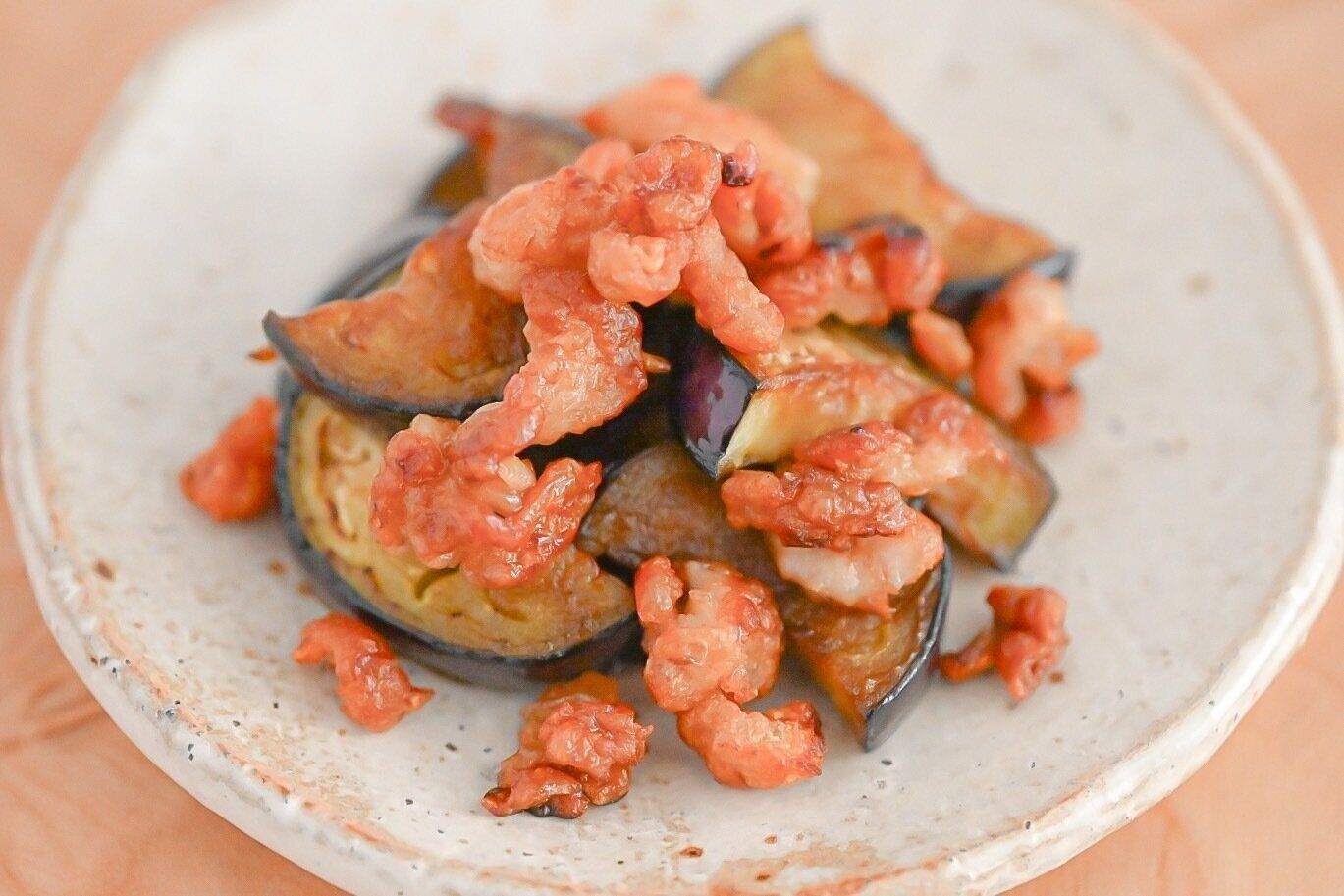 捨てちゃうなんてもったいない！焼いて・ゆでて・煮込んで♪鶏皮１枚で作れる絶品レシピ3選