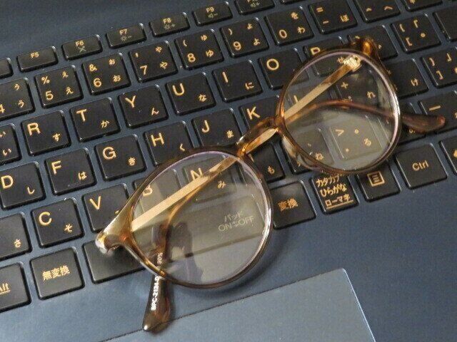 【3COINS】おしゃれで軽い！瞳を守る多機能メガネが1,100円で買える