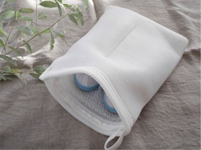 上履きのゴシゴシ洗いはもう卒業！【ダイソー】の「上履き洗いネット」で洗濯機にお任せ