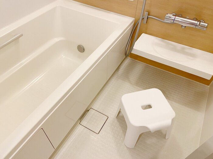 【山崎実業】tower のバスチェア！おしゃれ！浮かせる収納でずっとキレイを保てる！