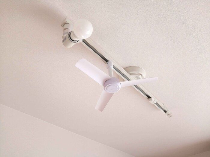 【節電】ダクトレールに付けられるシーリングファンで、エアコン効率を上げよう