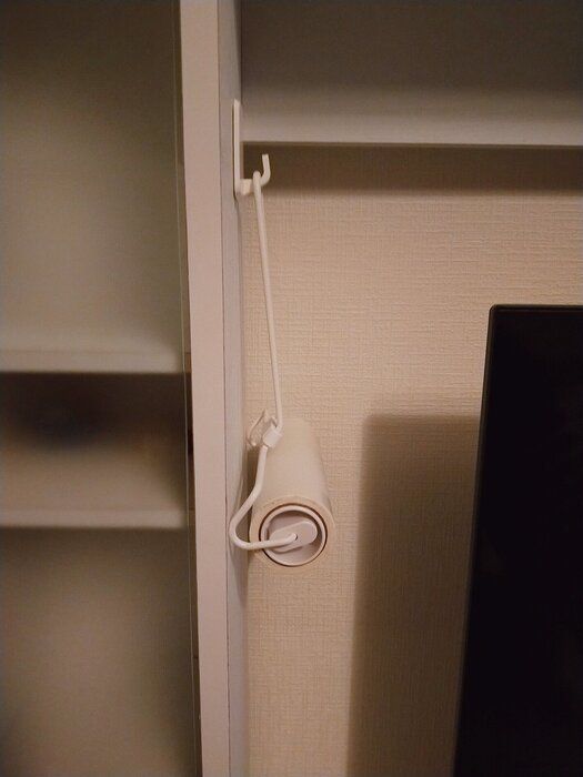 テレビの横で存在感のある“これ”を浮かせる方法