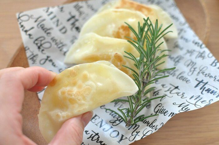 【クリームチーズinアップルパイ風】餃子の皮アレンジで簡単！甘じょっぱい絶品おやつレシピ