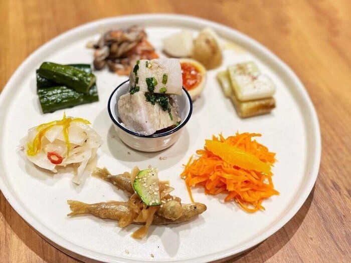 胡麻油のメーカー、かどや製油による胡麻料理のレストラン。