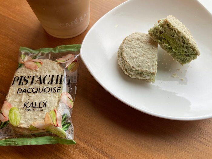 【カルディ】「ピスタチオダックワーズ」砕かれたピスタチオが良い！甘くて香ばしくてフワフワ幸せ！