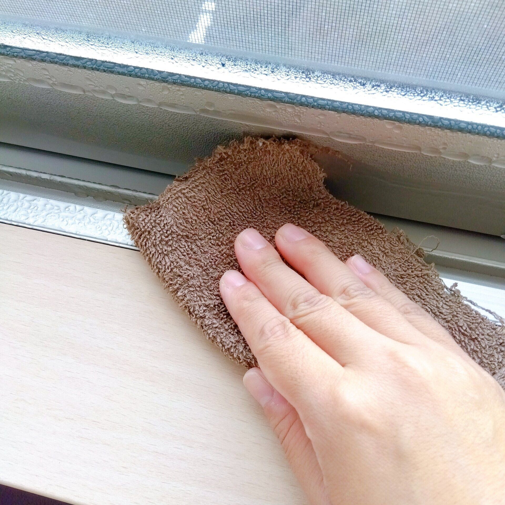 【冬の知恵】｢古タオル｣で結露を拭くとラク！ついでにサッシの掃除をしてポイッ