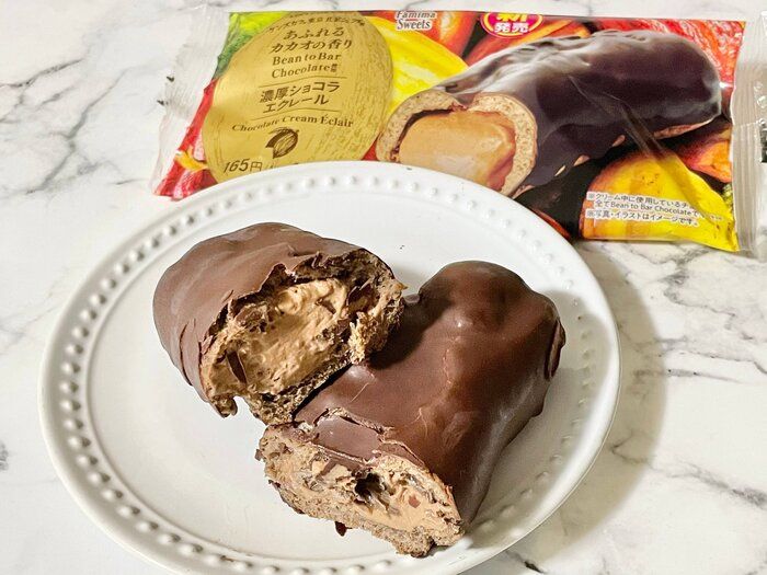 【ファミマ】中からビターなクリームがとろ~っと溢れる。165円で買える至福の味♡