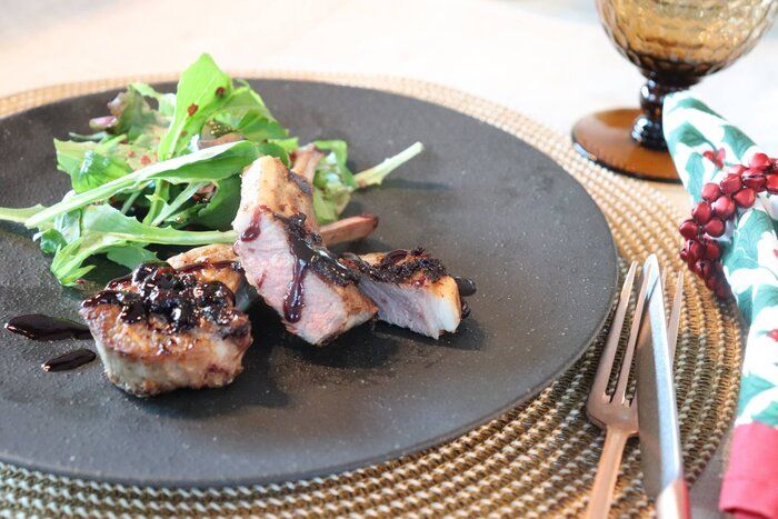 【簡単イタリアン】フライパンだけで！ラムチョップのブルーベリージャムソース