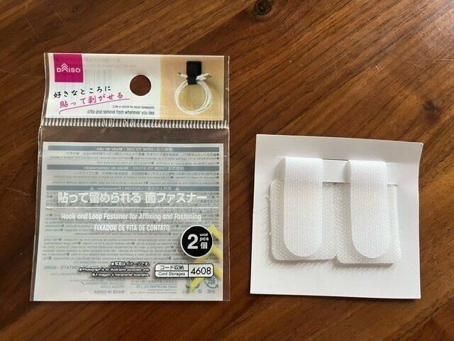 【ダイソー】ごちゃごちゃだった配線がスッキリ！貼って留められる面ファスナーが便利
