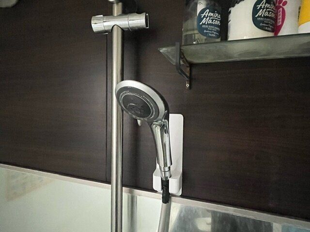 【ダイソー】これはいい！好きなところにピタッとくっつけられるシャワーホルダーが便利