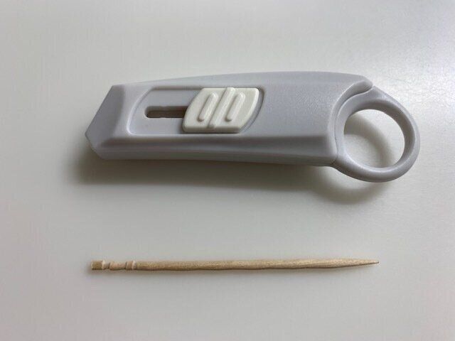 ダイソー　宅配が届いた時にあると便利！玄関に浮かせて目隠し収納