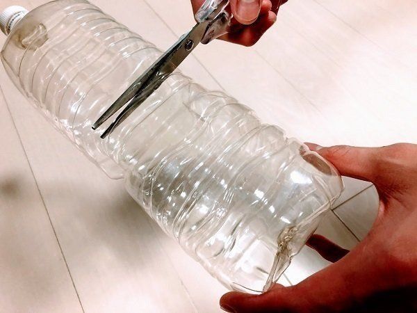 ペットボトルをハサミで切る