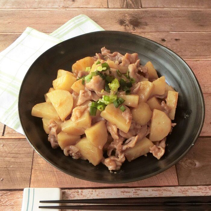 レンジで8分！火を使わずにつくるボリュームたっぷり「豚肉とじゃが芋のオイスター炒め」