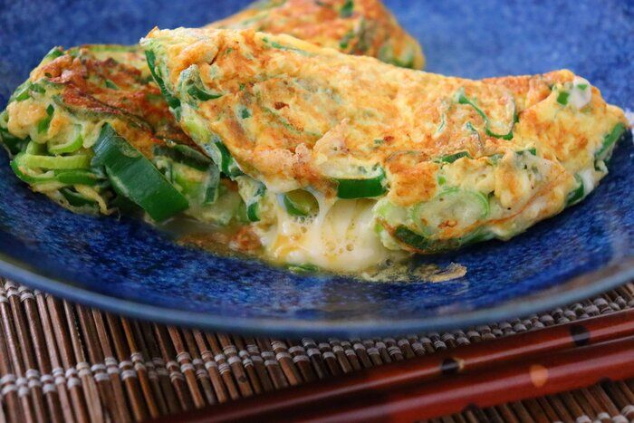 持て余しがちな「ネギの青い部分」が主役級おかずに！超絶簡単「長ネギのとろとろオムレツ」